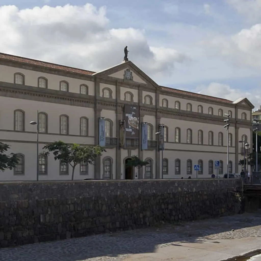 A side view of the facade of Museo de la Naturaleza y el Hombre in front of a street