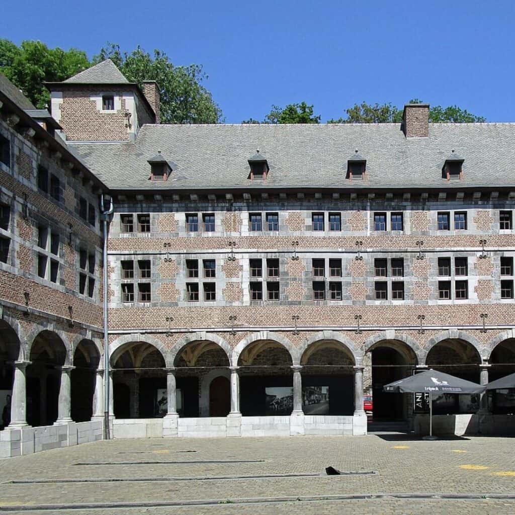 the courtyard of an old building with lots of arched windows