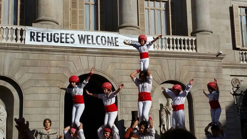 children on top of each other's shoulder like cheerleading dance, barcelona-erasmus-traveling-weekend-park-guell-nomad-nomada-reunion-viaje-viajar-spain-espana-castellers-refugees-welcomes-refugiados-bienvenidos-human-towers-catalunya-catalonia-catalan.jpg