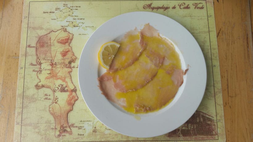 Carpaccio de thon dans les mines de sel on a plate