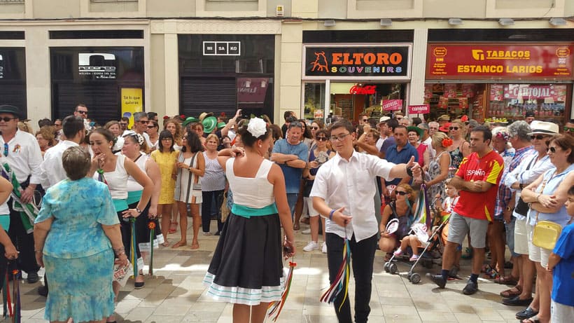 people surrounding performers in a plaze, feria-spain-andalusia-espana-malaga-feria-de-abril-april-fair-guiri-dress-flamenco-flamenca-sevilla-food-travel-road-trip-cartojal-shoes-dance-how-to-granada-alhambra-hotel-restaurant-typical-siesta-sunshine-andalucia-passion-n.jpg