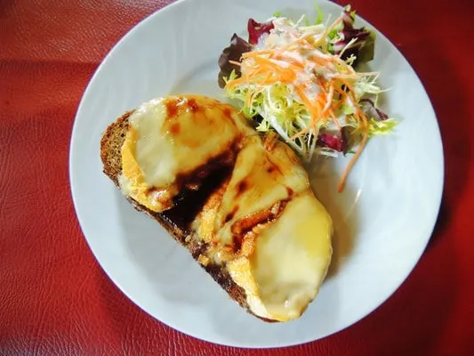 things to eat in liege belgium, plate of liege bread and cheese