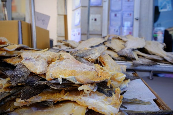 what to eat during winter in algarve, seafood at loule market