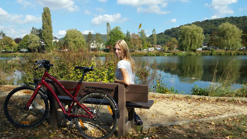 travel blogger from luxembourg in front of sure river