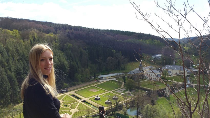 travel blogger from luxembourg in front of marienthal castle luxembourg