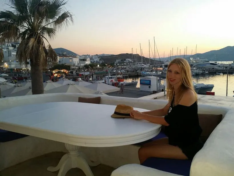 where to eat in paros, waiting for dinner while enjoying the sunset on Naoussa harbor