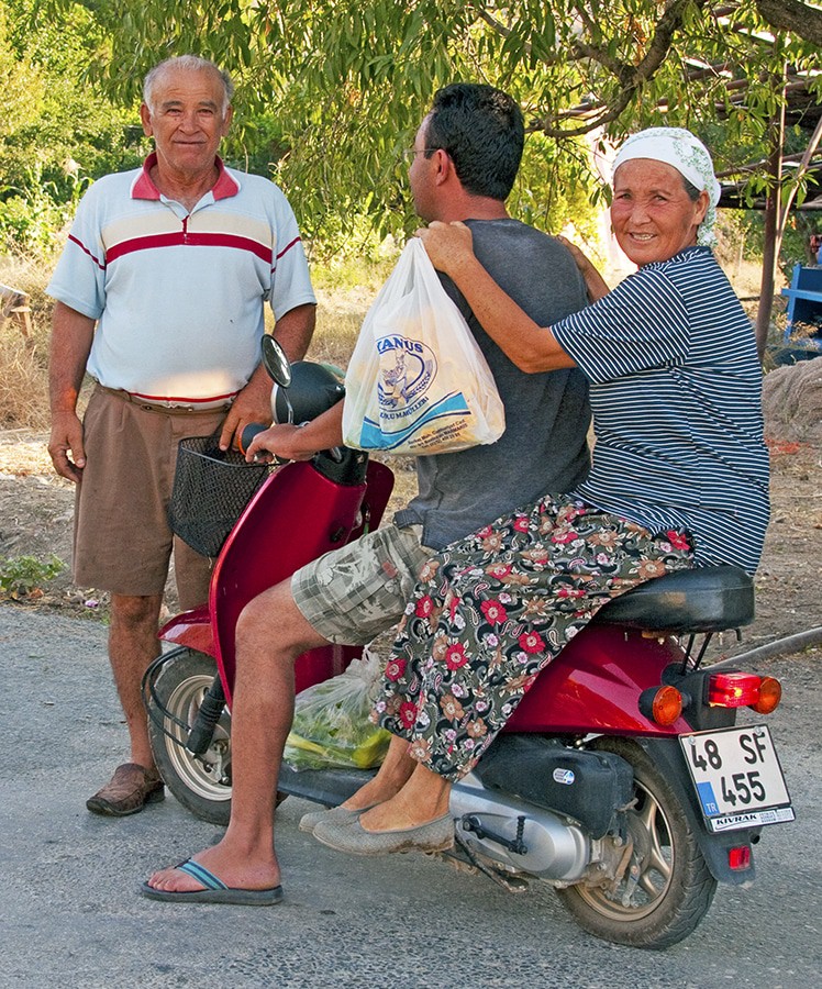 a lady on a scooter with a floral skirt, Spanish Quotes About Friendship