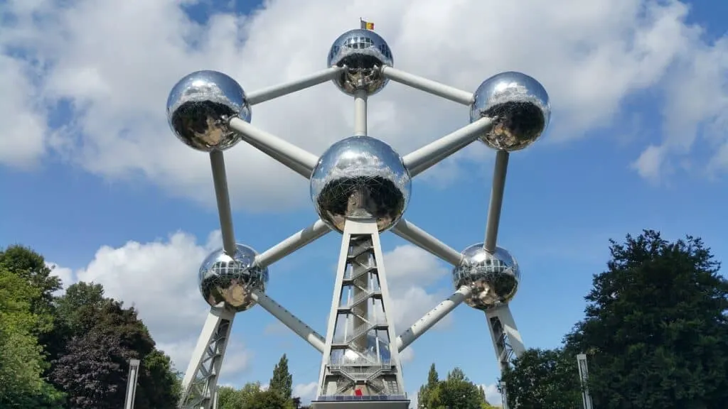 atomium brussels, a big silver tower of building shaped as an atom