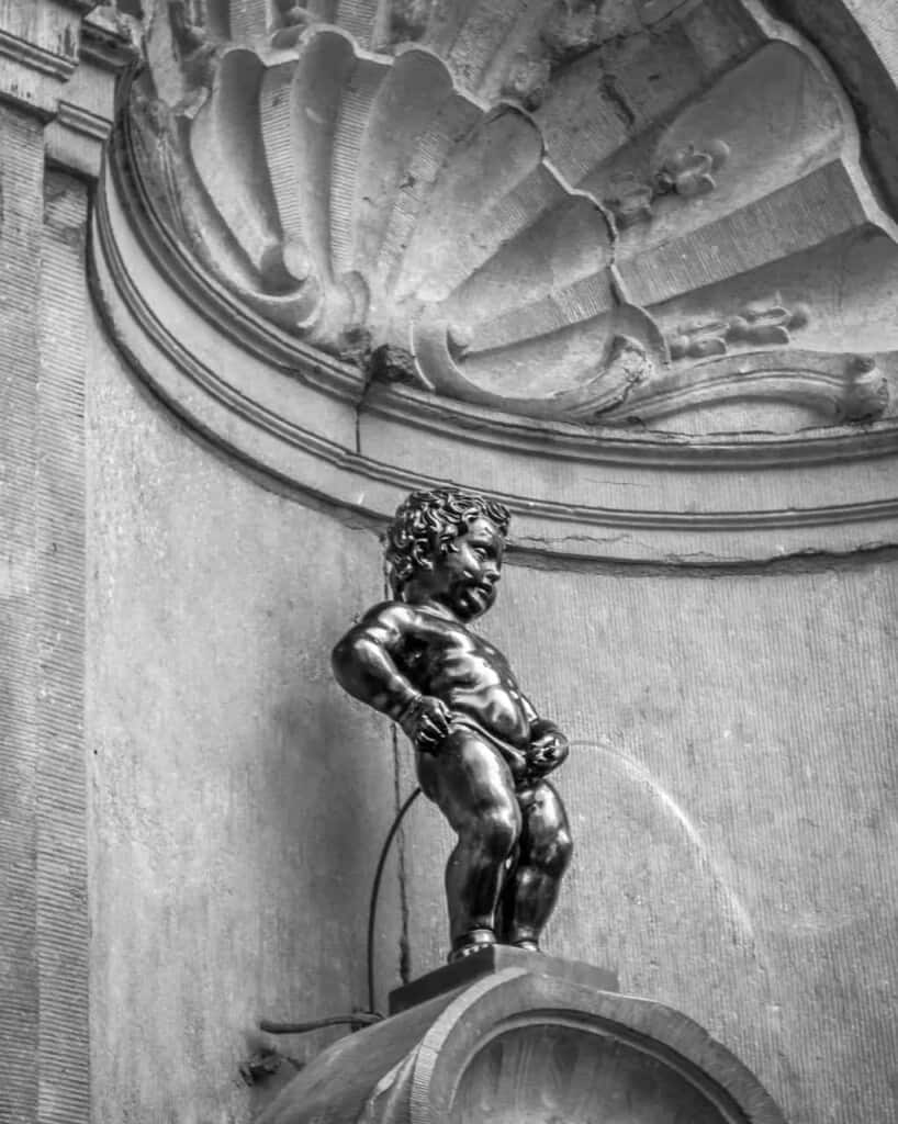 the manneken pis statue in brussels, belgium