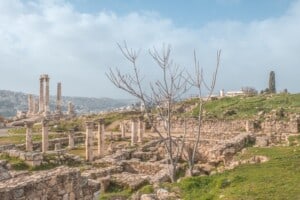 things to do in amman, view of roman ruins in amman, jordan