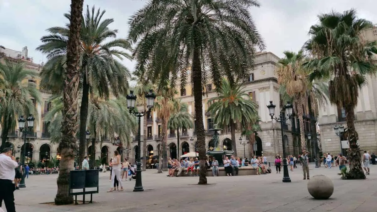 how ot spend 48 hours in barcelona, gaudi, shopping, food, tapas, sagrada familia, tickets, park guell, las ramblas, placa reial