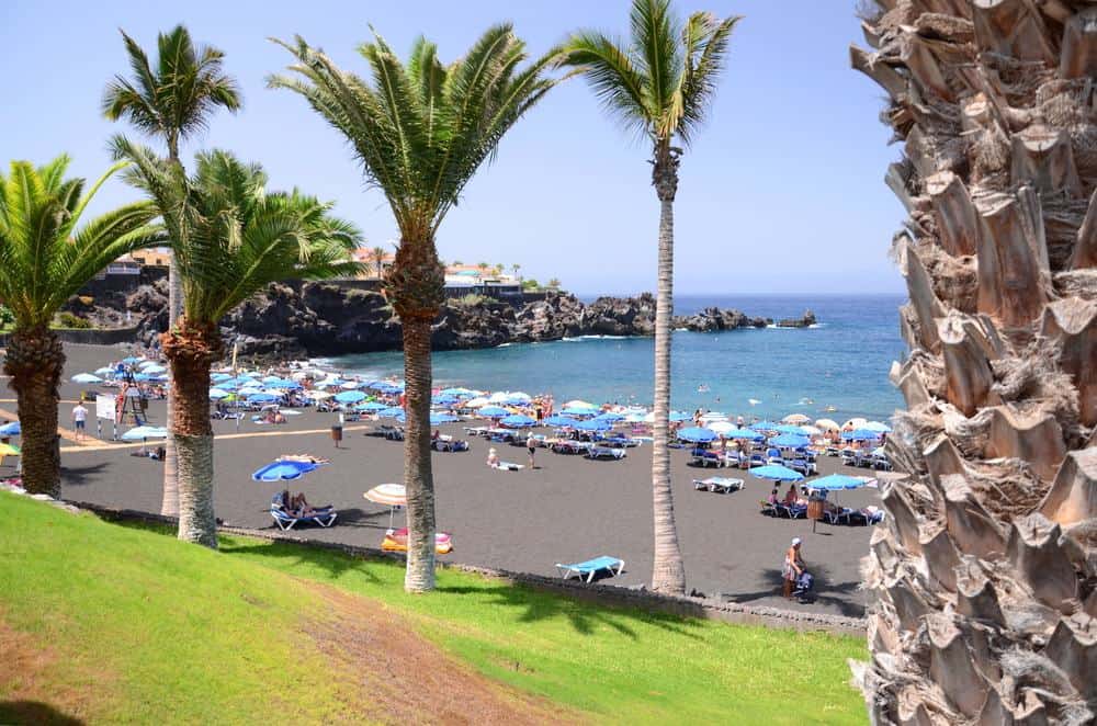 las mejores playas de tenerife, playa de arena volcánica, playa de arena dorada, playa las teresitas, playa costa adeje, playa escénica, playa aislada en Tenerife, islas canarias, los gigantes