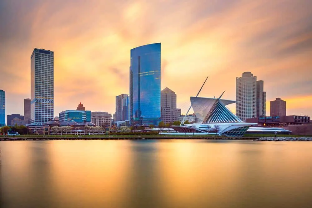 where to stay in milwaukee downtown, wisconsin, lake michigan skyline at twilight