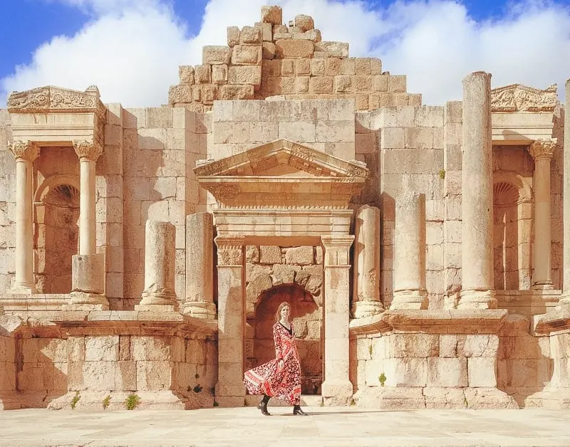 things to do in jordan, jerash from amman in front of Roman ruins