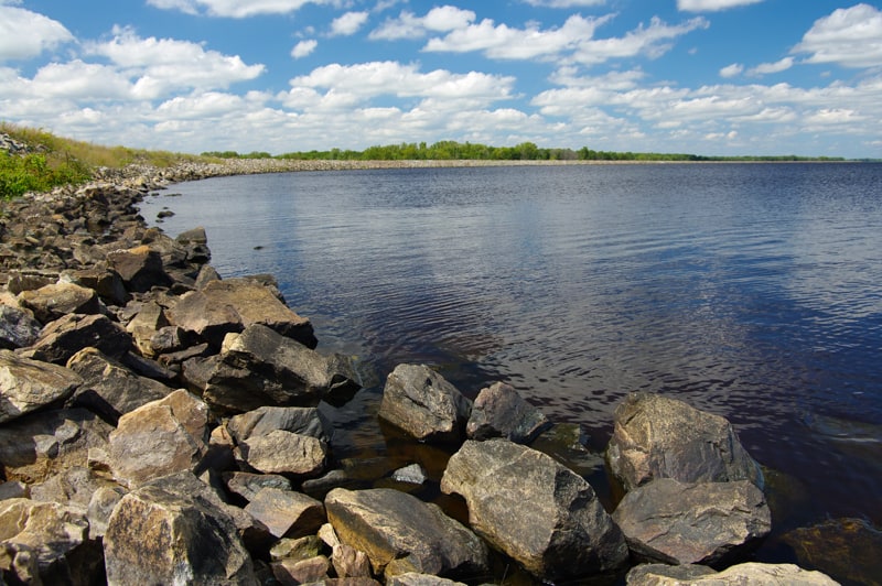 free things to do near wisconsin dells, rocky shoreline of a lake in wisconsin