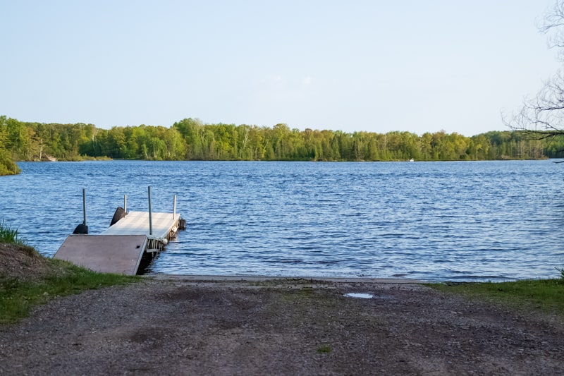 best fishing lakes in wisconsin, clear blue lake with boat ramp 