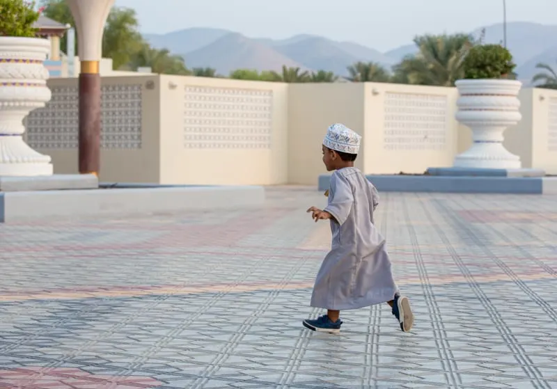 where to stay in muscat, oman, best hotels in oman, oman boy in traditional dress