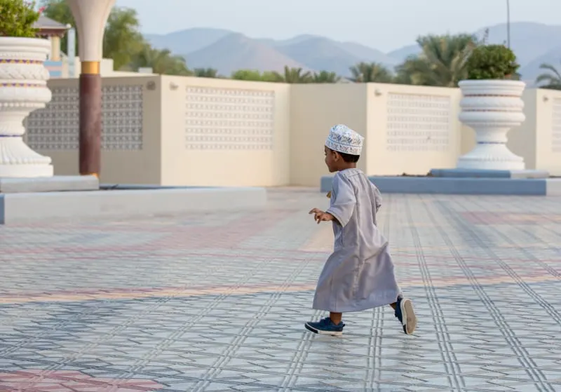 what to wear in oman, oman packing list, girl in muscat mosque, oman