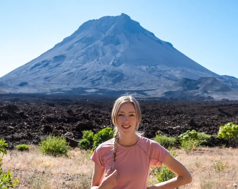 bloggeuse de voyage avec vue sur le volcan fogo, cap vert