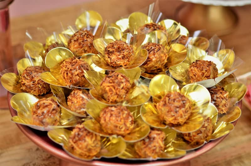 Doce fino de coco queimado decorando mesa de festa