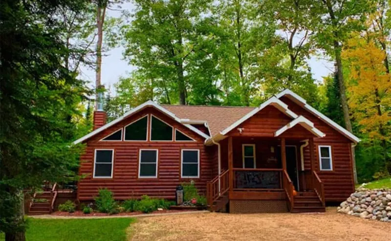 Romantic Cabins in Wisconsin, Beautiful Front view Cabin in forest, marvelous cabin is Minocqua, places in Wisconsin