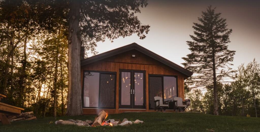 Best romantic fall getaways, lake view cabin in Wisconsin