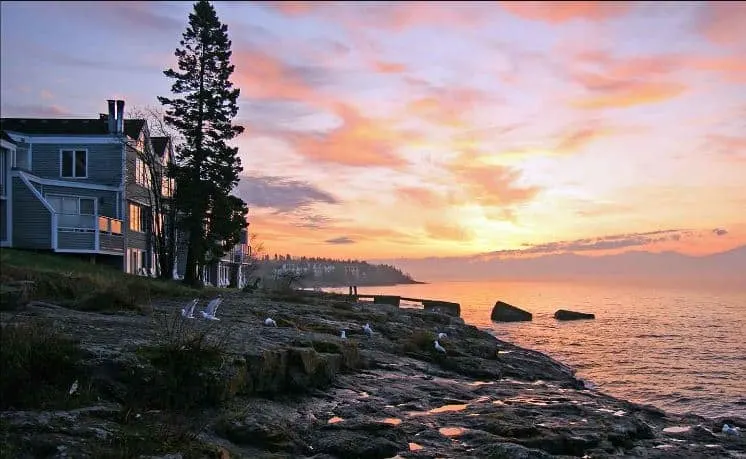 Best Resorts in Northern Wisconsin, outdoor view of the hotel with Lake Superior view
