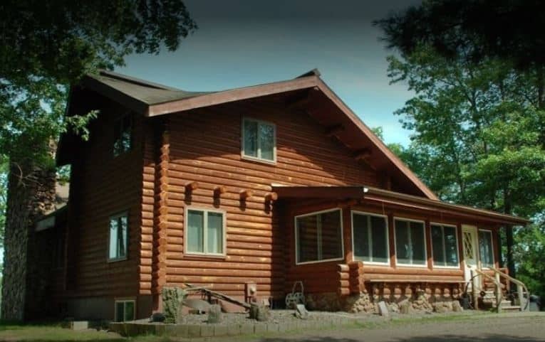Best Resorts in Northern Wisconsin, Front view of cabin in the midst of green trees