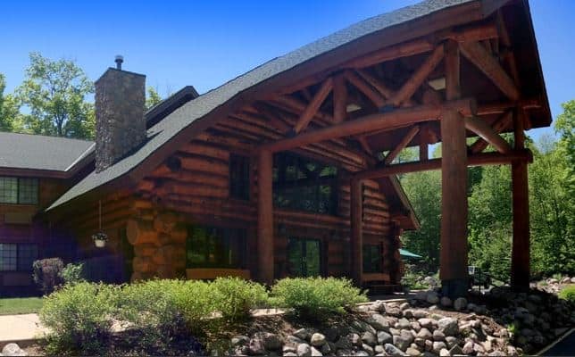 Best Resorts in Northern Wisconsin, Front view of wooden Resort