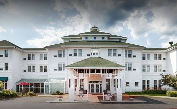 Front view of Best Western The Hotel Chequamegon