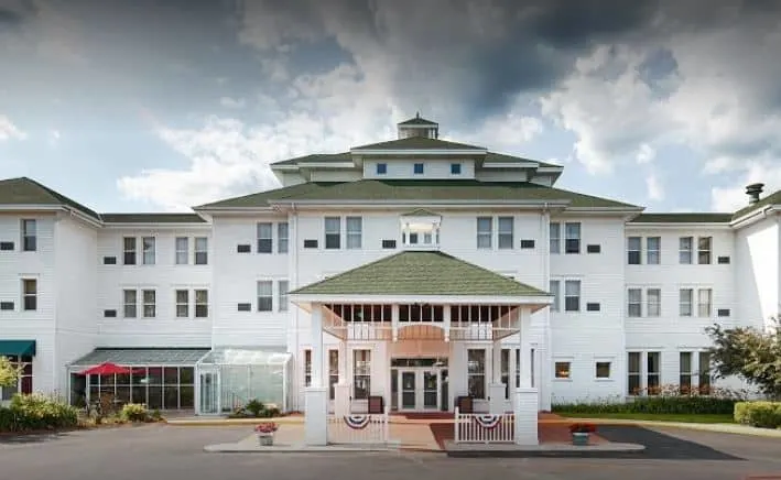 hotels near apostle islands, Front view of Best Western The Hotel Chequamegon