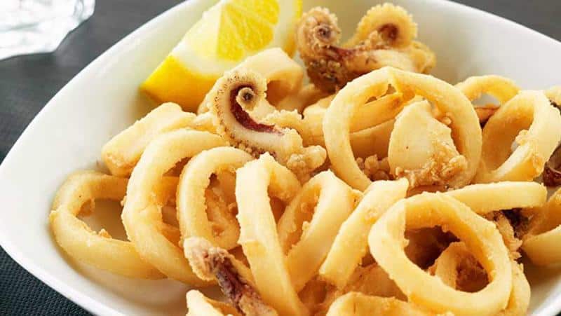  Calamares a la Andaluza dish in a plate with a lemon slice