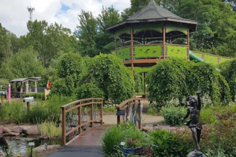 Best things to do in Green Bay, full view of Green Bay Botanical Garden with covered pagoda