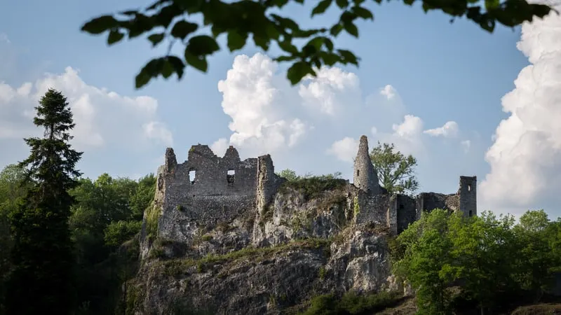 oldest castles in belgium, ruins of Montaigle Castle