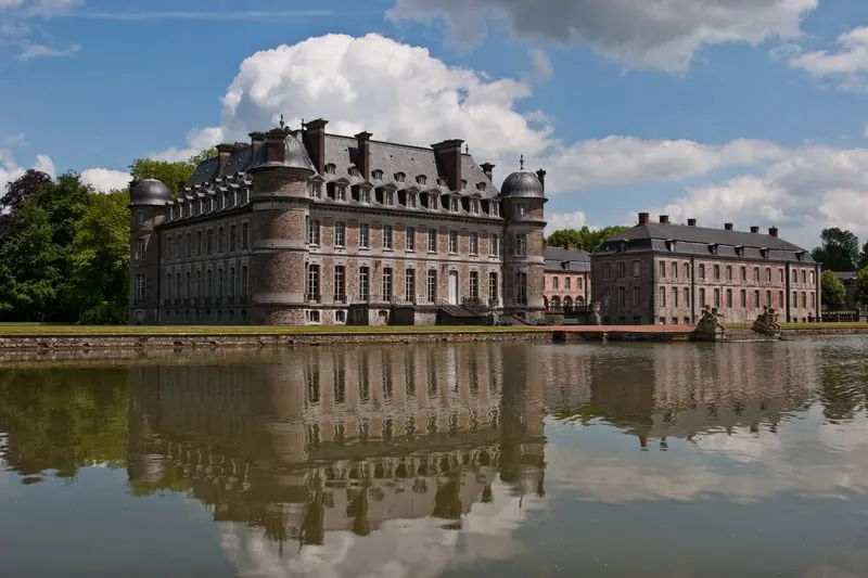 famous castles in belgium, view of Château de Beloeil reflected in water