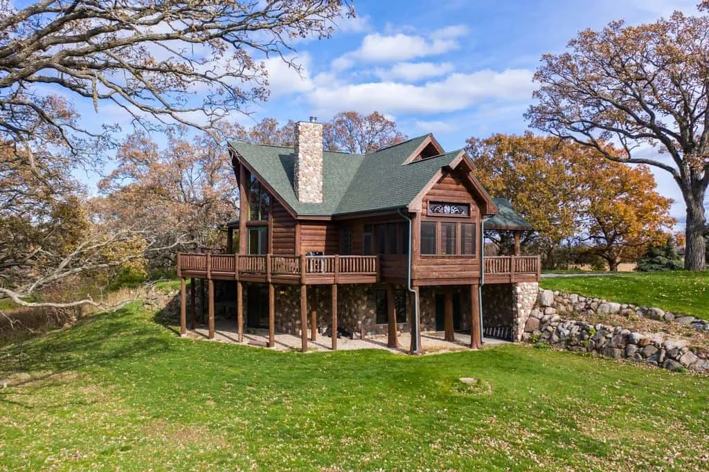 Best lake side cabin in wisconsin, Top and Full view of Stunning Log Cabin 