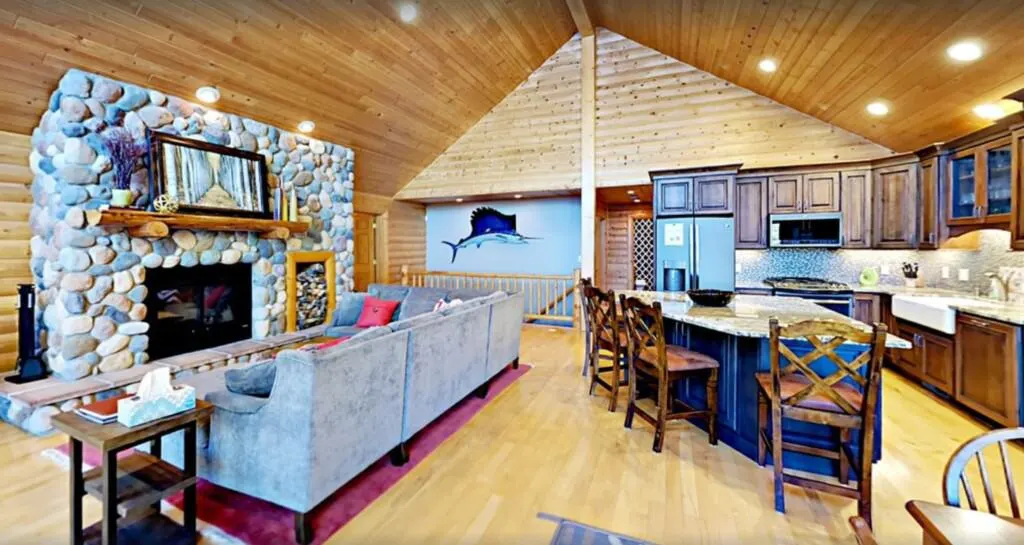 Luxury Cabins in Wisconsin, Executive lakefront home
