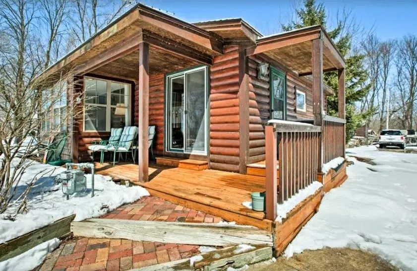 Best Winter Cabins in Southern Wisconsin, front view of cabin