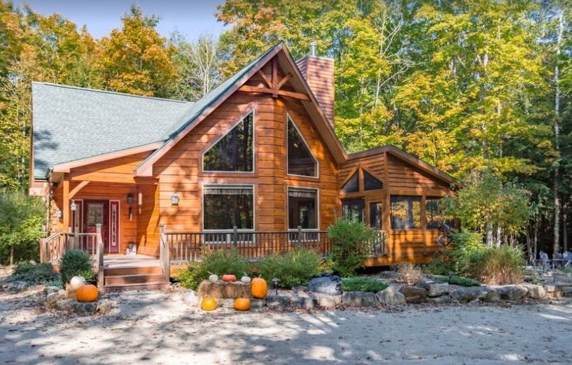 Best Winter Cabins in Door County, front view of Immaculate Hand-Hewn Log Cabin – Egg Harbor, Door County