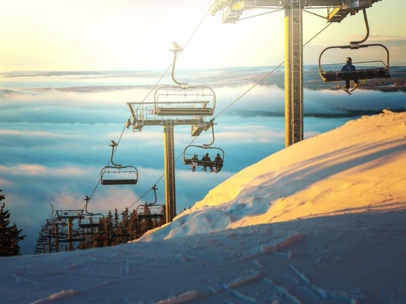 ski resorts in wisconsin, Skiing on Snow Field, skiing resorts in wisconsin