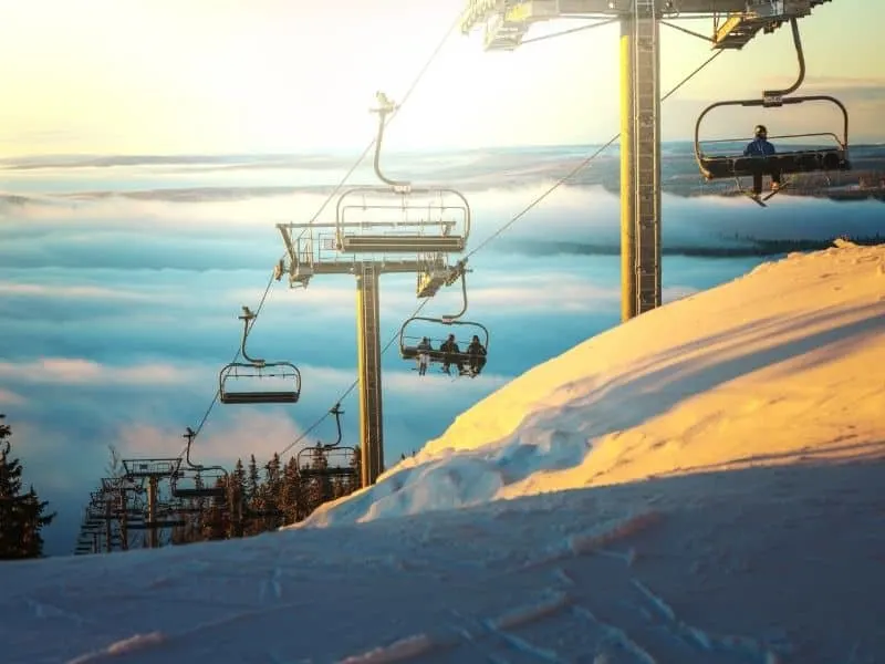 best skiing resorts in wisconsin, ski lift taking people up the mountain