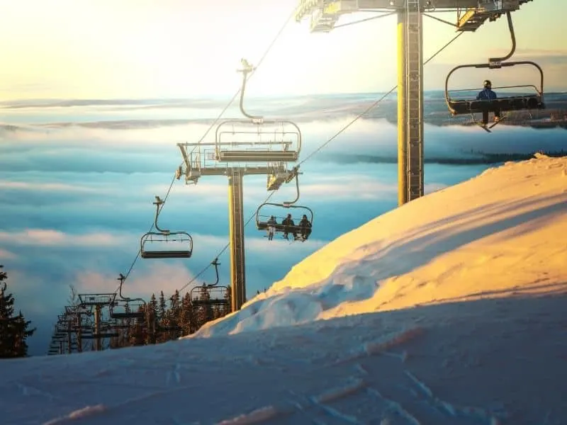 skiing resorts in Wisconsin Dells, people taking the ski lift up a snowy mountain to ski