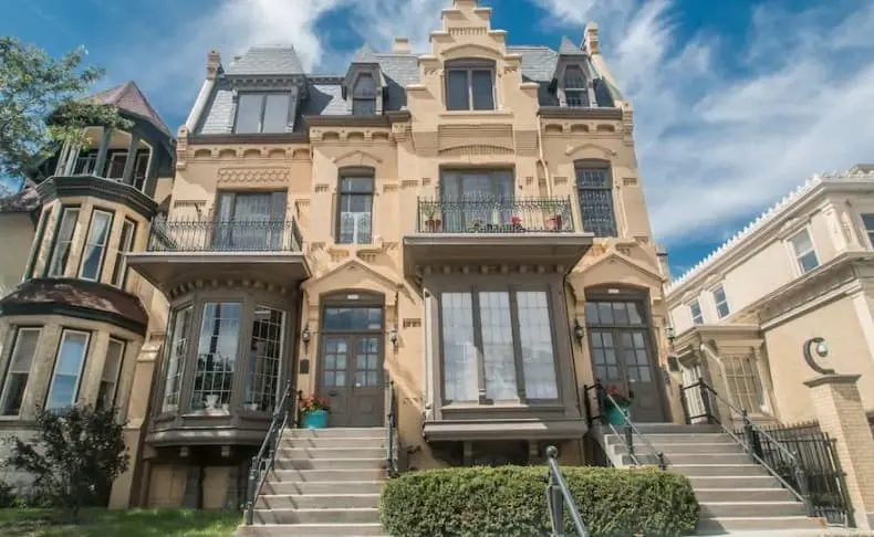 mansion airbnb in milwaukee