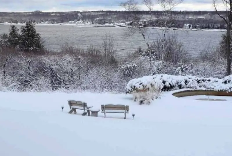 weekend winter getaways in wisconsin, lake side view of country house resort