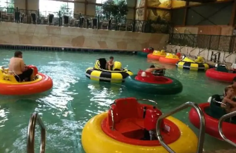 winter family getaways in wisconsin, Bumper boats in indoor waterpar