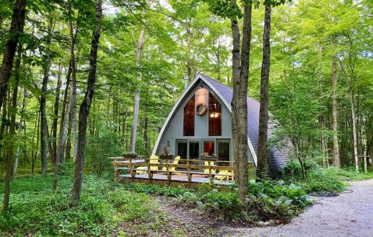 best door county cabin for families, Full view with beech wood cottage amidst greenery