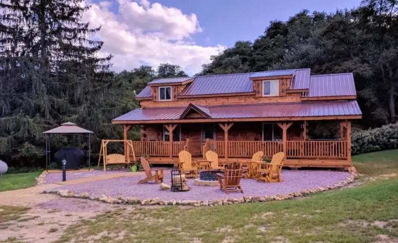 Best Wisconsin Cabin with Hot Tub, Full view of Big R's Retreat cabin