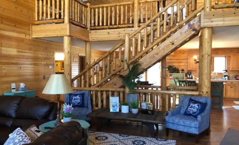 Best Pet-Friendly Cabin with Hot Tub, living area of Castle Rock Lake