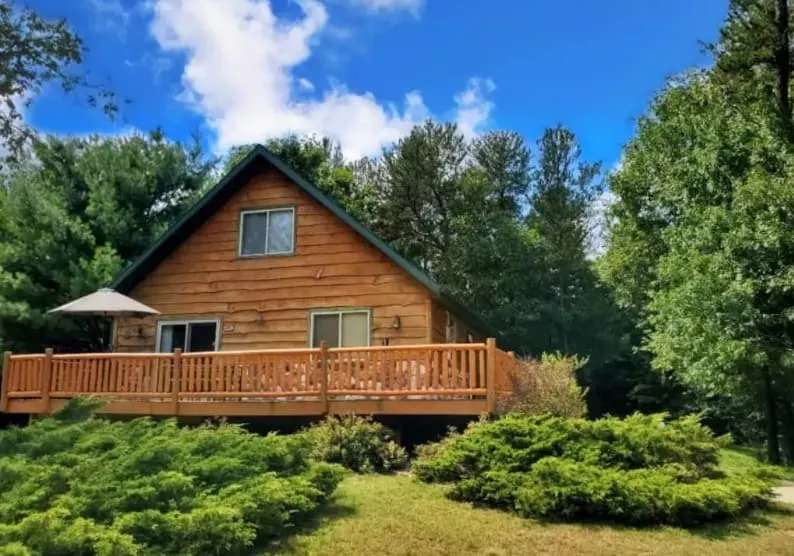 Best Hot Tub Cabin in Wisconsin Dells – Timber Lodge inside the greenery