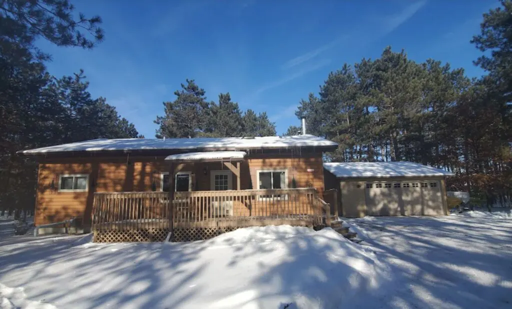 Best Pet-Friendly Cabin with Hot Tub - living area of Castle Rock Lake